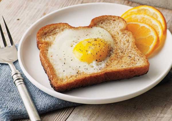 تخم مرغ سرخ شده با نان تست