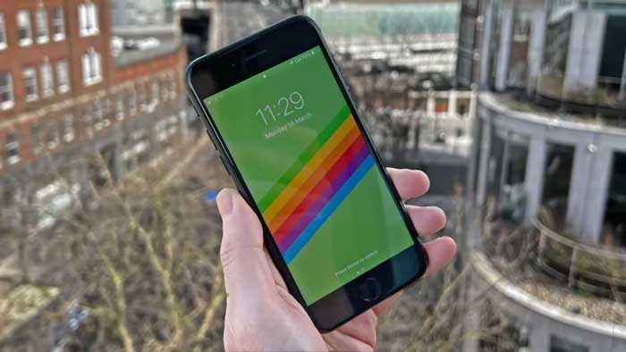iPhone SE (2022) (آیفون SE)