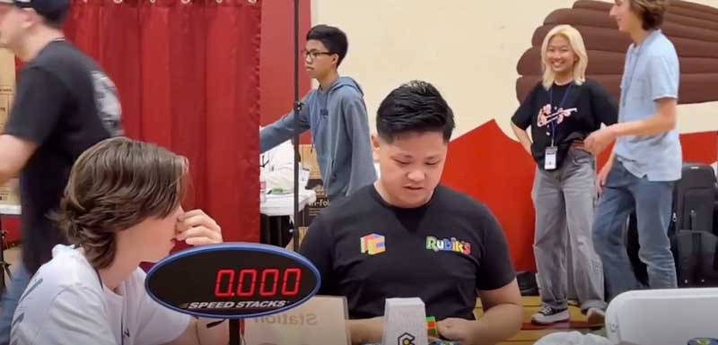 شکستن رکورد جهانی مکعب روبیک توسط جوان اوتیسمی ۲۱ ساله
