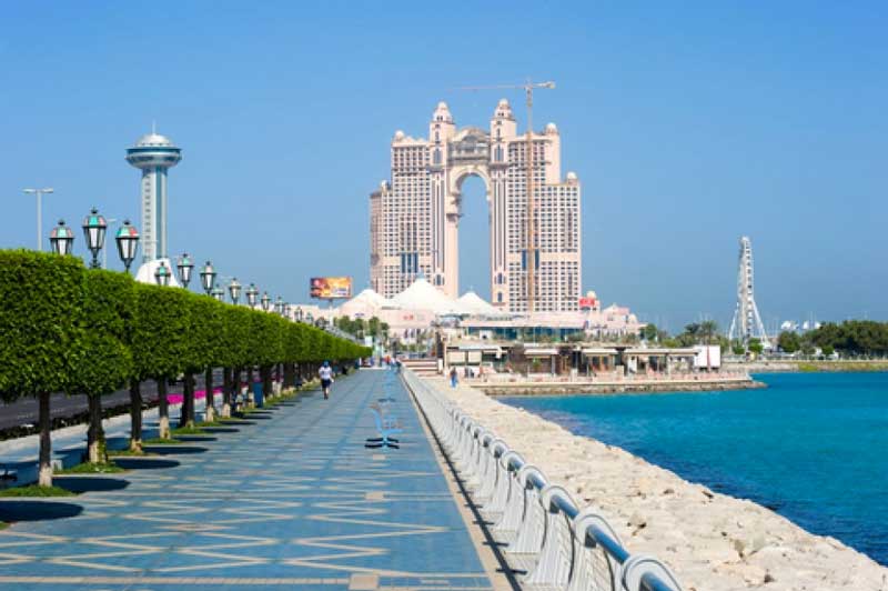 در امتداد Corniche، تفرجگاه ساحلی با مناظر خیره کننده از شهر قدم بزنید.