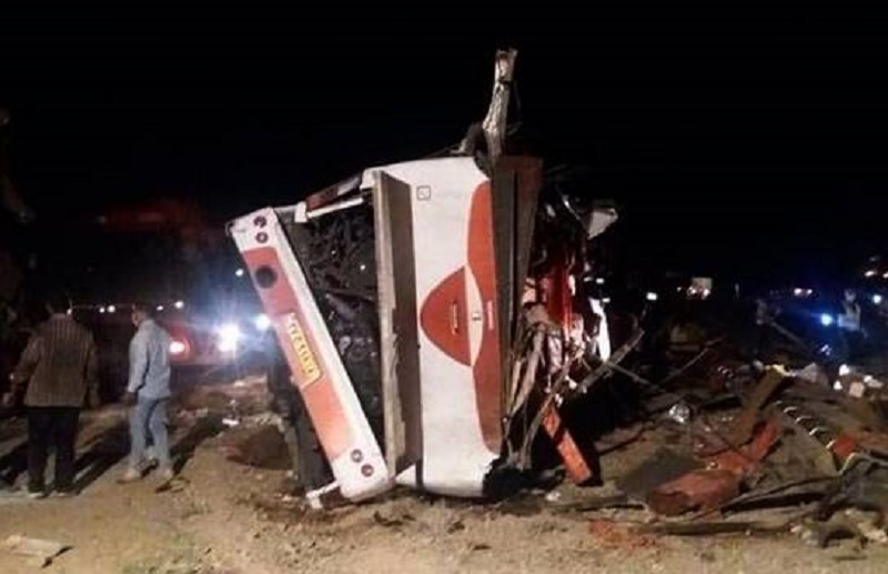 در اثر واژگونی اتوبوس در محور نیشابور ۲۶ نفر مصدوم شدند