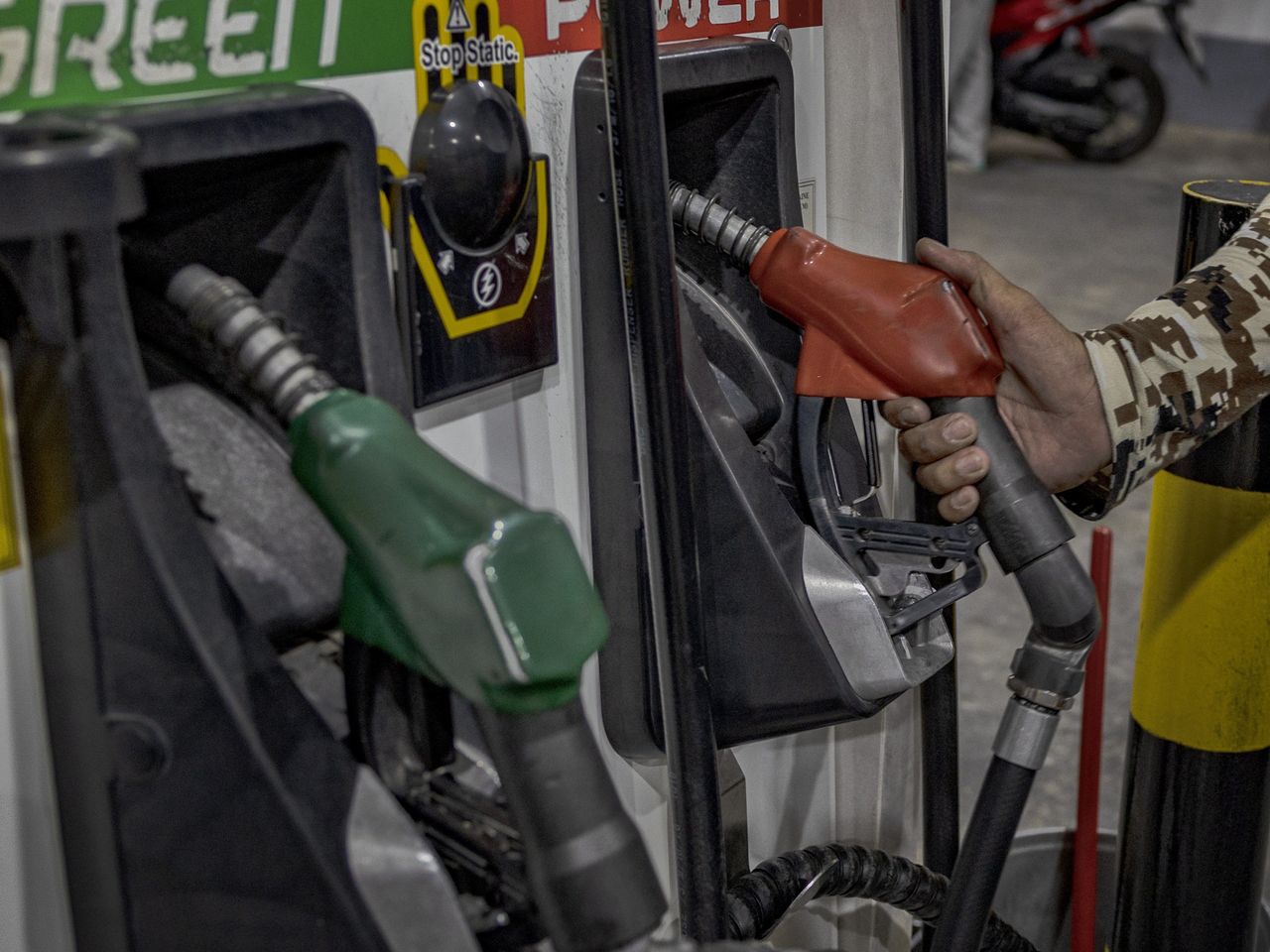 نماینده مجلس: دولت اجازه افزایش قیمت بنزین در سال ۱۴۰۳ را ندارد
