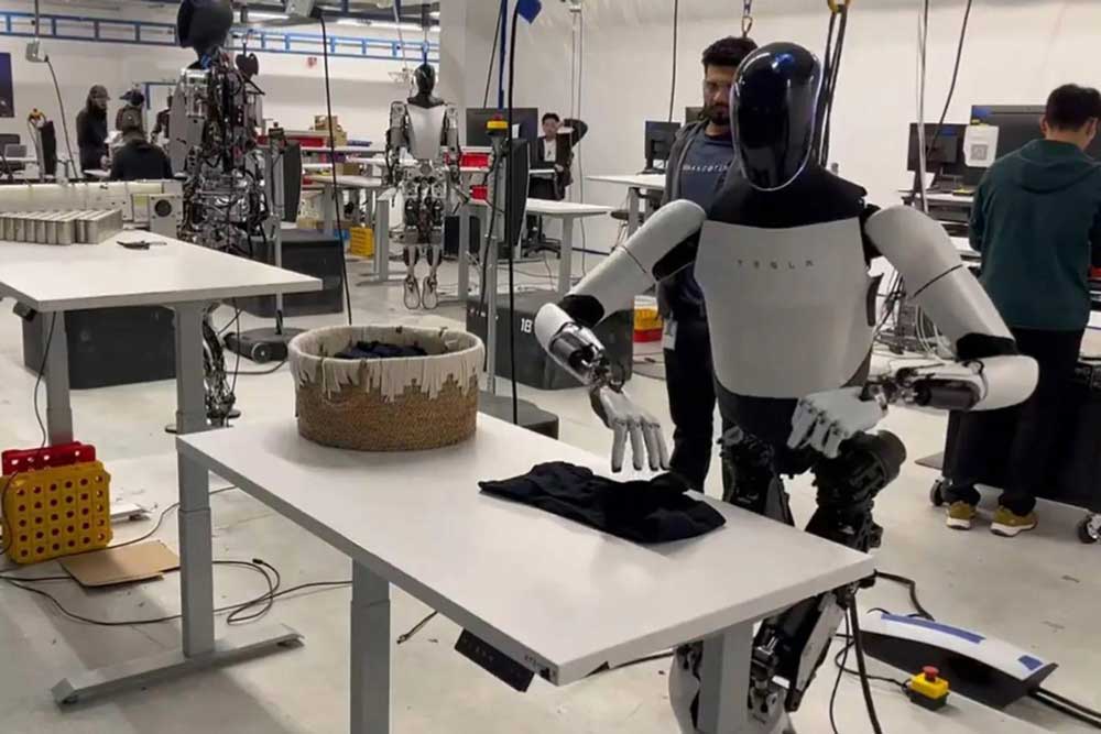 تماشا کنید | ربات تسلا می‌تواند لباس تا بزند!