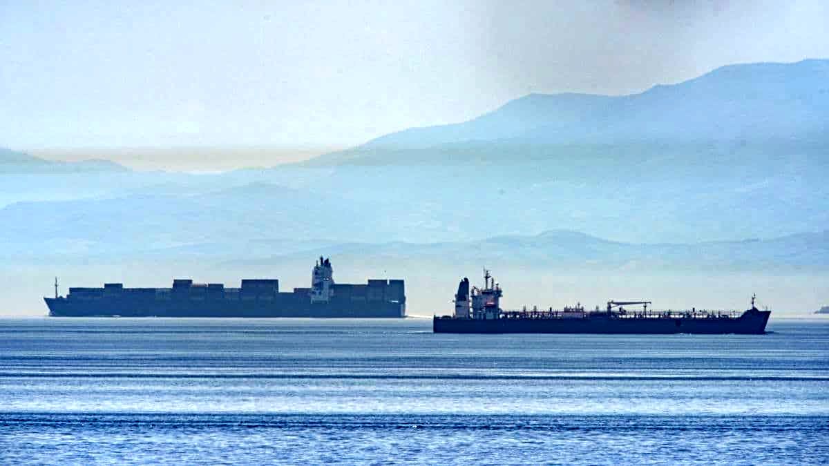 توقیف یک نفتکش در دریای عمان توسط افراد نظامی ناشناس
